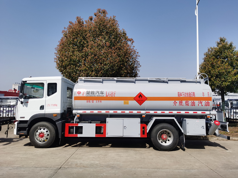 東風多利卡D9油罐車